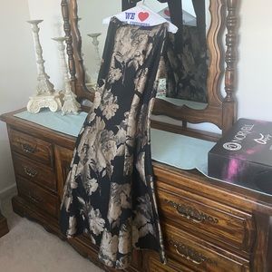 Xscape 2 piece skirt and velvet crop top black floral size 8. Worn once.